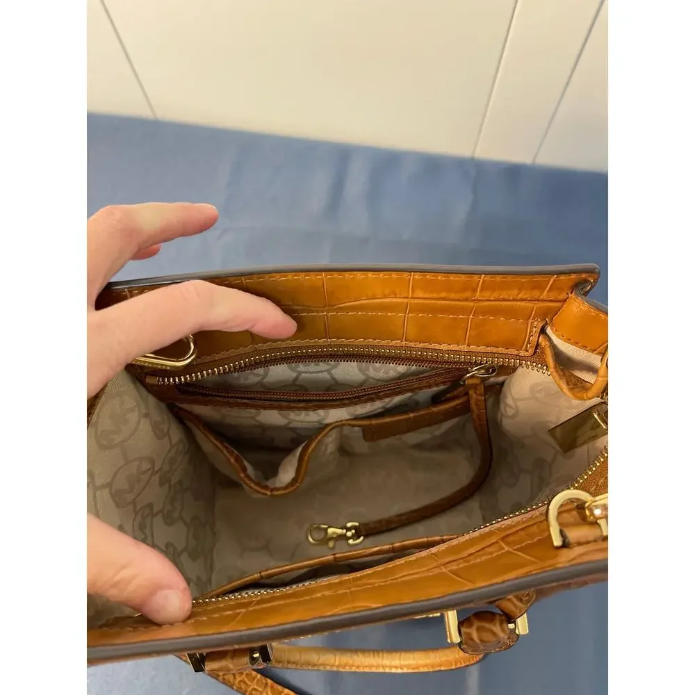 Michael Kors Colette Medium Messenger Sachet Bag Pre-owned‎ with Dust Bag - Picture 8 of 14